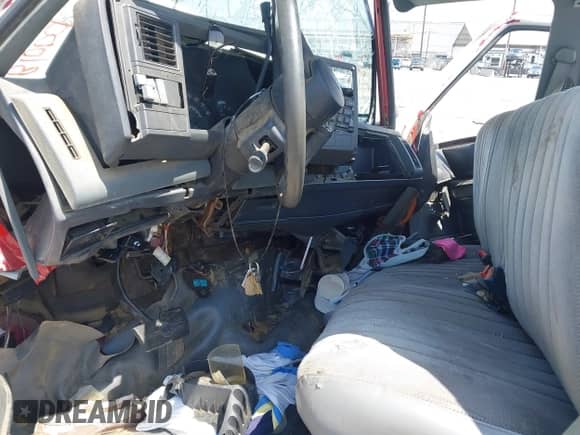 1990 Chevrolet Silverado 2500 с VIN 1GCFC24K2LE248413, выставлен на аукционе IAAI как лот 42283250 с пробегом 184 215 миль миль и . История ставок и продаж доступна на DreamBid. Изображение 5.