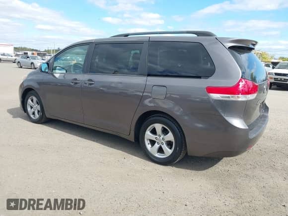 2012 Toyota Sienna LE AAS z VIN 5TDKK3DC8CS271513, wystawiony jako IAAI lot #43429254 z przebiegiem 259 457 mil mil oraz . Historia ofert i sprzedaży dostępna na DreamBid. Obrazek 3.