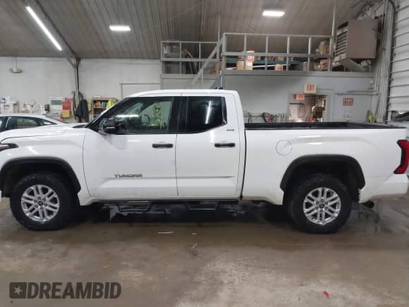 2023 Toyota Tundra SR5 z VIN 5TFLA5DAXPX063554, wystawiony jako IAAI lot #41943423 z przebiegiem 82 823 mil mil oraz . Historia ofert i sprzedaży dostępna na DreamBid. Obrazek 14.