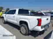 2024 Toyota Tacoma SR5 с VIN 3TYLB5JN4RT009863, выставлен на аукционе IAAI как лот 43032707 с пробегом 8 360 миль миль и . История ставок и продаж доступна на DreamBid. Изображение 14.