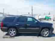 2013 Chevrolet Tahoe LTZ z VIN 1GNSKCE03DR110465, wystawiony jako IAAI lot #42886751 z przebiegiem 190 183 mil mil oraz . Historia ofert i sprzedaży dostępna na DreamBid. Obrazek 13.