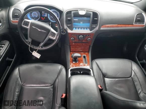 2014 Chrysler 300 с VIN 2C3CCAAG2EH327089, выставлен на аукционе Copart как лот 89683815 с пробегом 131 403 миль миль и Списание • Salvage title. История ставок и продаж доступна на DreamBid. Изображение 8.