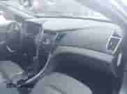 2014 Hyundai Sonata z VIN KMHEC4A47EA117643, wystawiony jako IAAI lot #42814567 z przebiegiem 58 202 mil mil oraz . Historia ofert i sprzedaży dostępna na DreamBid. Obrazek 5.