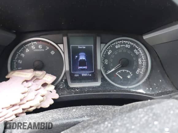 2017 Toyota Tacoma SR5 z VIN 5TFAX5GN7HX085615, wystawiony jako IAAI lot #43270029 z przebiegiem 99 951 mil mil oraz . Historia ofert i sprzedaży dostępna na DreamBid. Obrazek 7.