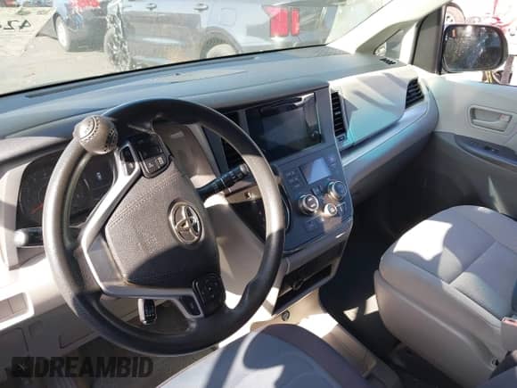 2017 Toyota Sienna L z VIN 5TDZZ3DC5HS870113, wystawiony jako IAAI lot #42485375 z przebiegiem 128 214 mil mil oraz . Historia ofert i sprzedaży dostępna na DreamBid. Obrazek 20.