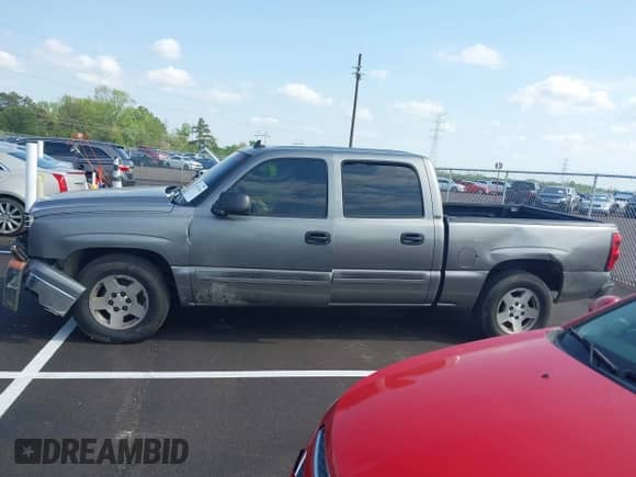 2006 Chevrolet Silverado 1500 LT2 z VIN 2GCEC13Z661346287, wystawiony jako IAAI lot #42013454 z przebiegiem 318 918 mil mil oraz . Historia ofert i sprzedaży dostępna na DreamBid. Obrazek 14.