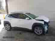 2022 Hyundai Kona SEL z VIN KM8K6CABXNU781923, wystawiony jako IAAI lot #43460685 z przebiegiem 70 416 mil mil oraz . Historia ofert i sprzedaży dostępna na DreamBid. Obrazek 14.