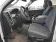 2020 Ram 1500 Tradesman z VIN 3C6RR7KG2LG205374, wystawiony jako Copart lot #86237764 z przebiegiem 25 739 mil mil oraz Nie do naprawy • Non repairable. Historia ofert i sprzedaży dostępna na DreamBid. Obrazek 7.