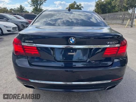 2015 BMW 7 Series 750i xDrive с VIN WBAYB6C5XFD965910, выставлен на аукционе Copart как лот 55407895 с пробегом 173 486 миль миль и Списание • Salvage title. История ставок и продаж доступна на DreamBid. Изображение 6.