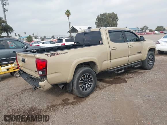 2020 Toyota Tacoma SR5 z VIN 3TMBZ5DN5LM026533, wystawiony jako IAAI lot #41529069 z przebiegiem 87 710 mil mil oraz . Historia ofert i sprzedaży dostępna na DreamBid. Obrazek 4.