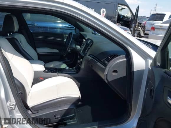 2019 Chrysler 300 S с VIN 2C3CCABG1KH556406, выставлен на аукционе IAAI как лот 43003447 с пробегом 59 166 миль миль и . История ставок и продаж доступна на DreamBid. Изображение 5.
