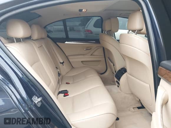 2012 BMW 5 Series 528i xDrive с VIN WBAXH5C59CDW04734, выставлен на аукционе IAAI как лот 42665718 с пробегом 133 546 миль миль и . История ставок и продаж доступна на DreamBid. Изображение 8.