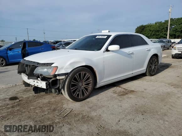 2012 Chrysler 300 S z VIN 2C3CCABG3CH217308, wystawiony jako Copart lot #65479255 z przebiegiem 161 010 mil mil oraz Szkoda całkowita • Salvage title. Historia ofert i sprzedaży dostępna na DreamBid. Obrazek 1.