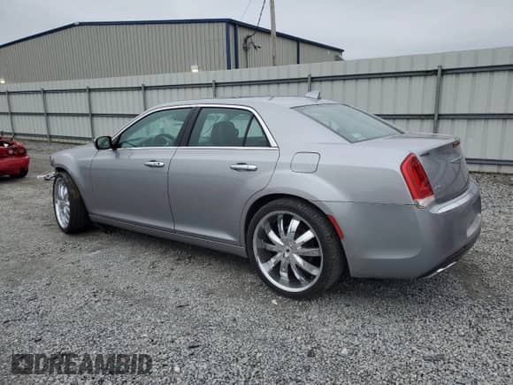 2015 Chrysler 300 Limited z VIN 2C3CCARG9FH887584, wystawiony jako Copart lot #68158505 z przebiegiem 155 651 mil mil oraz Szkoda całkowita • Salvage title. Historia ofert i sprzedaży dostępna na DreamBid. Obrazek 2.