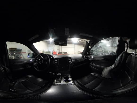 2017 Jeep Grand Cherokee SRT z VIN 1C4RJFDJ9HC739324, wystawiony jako IAAI lot #40898998 z przebiegiem 92 547 mil mil oraz . Historia ofert i sprzedaży dostępna na DreamBid. Obrazek 18.