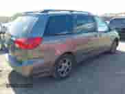 2004 Toyota Sienna XLE z VIN 5TDZA22C34S128243, wystawiony jako IAAI lot #43219663 z przebiegiem 228 119 mil mil oraz . Historia ofert i sprzedaży dostępna na DreamBid. Obrazek 4.