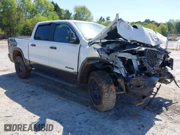 2025 Ram 1500 Rebel z VIN 1C6SRFLP8SN591735, wystawiony jako IAAI lot #42007114 z przebiegiem 3 861 mil mil oraz . Historia ofert i sprzedaży dostępna na DreamBid. Obrazek 1.