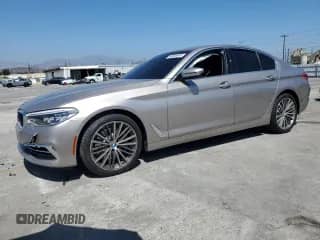 2018 BMW 5 Series 530i z VIN WBAJA5C54JWA38447, wystawiony jako Copart lot #66904645 z przebiegiem Nie podano mil oraz Szkoda całkowita • Salvage title. Historia ofert i sprzedaży dostępna na DreamBid. Obrazek 1.
