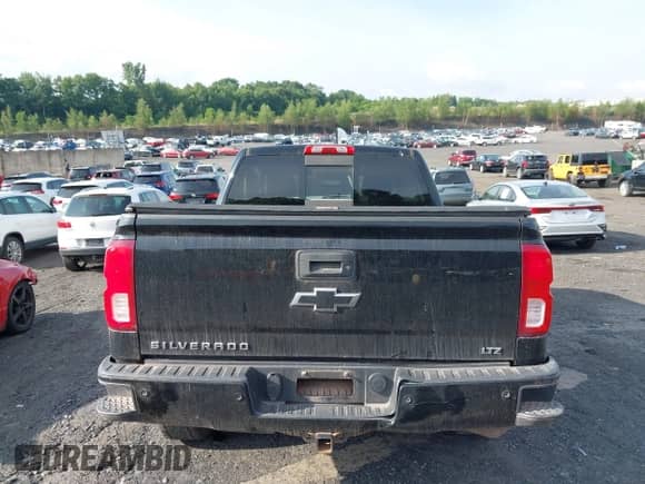 2017 Chevrolet Silverado 1500 LTZ z VIN 3GCUKSEJ0HG321648, wystawiony jako IAAI lot #42701782 z przebiegiem 143 515 mil mil oraz . Historia ofert i sprzedaży dostępna na DreamBid. Obrazek 16.