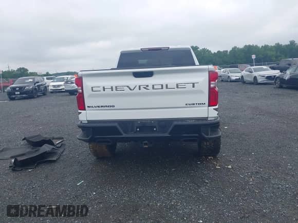 2022 Chevrolet Silverado 1500 Custom Trail Boss z VIN 3GCPYCEL6NG108492, wystawiony jako IAAI lot #42362191 z przebiegiem 46 701 mil mil oraz . Historia ofert i sprzedaży dostępna na DreamBid. Obrazek 16.