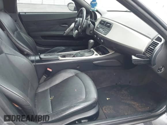 2005 BMW Z4 2.5i с VIN 4USBT33565LS58418, выставлен на аукционе IAAI как лот 42927049 с пробегом 103 810 миль миль и . История ставок и продаж доступна на DreamBid. Изображение 5.