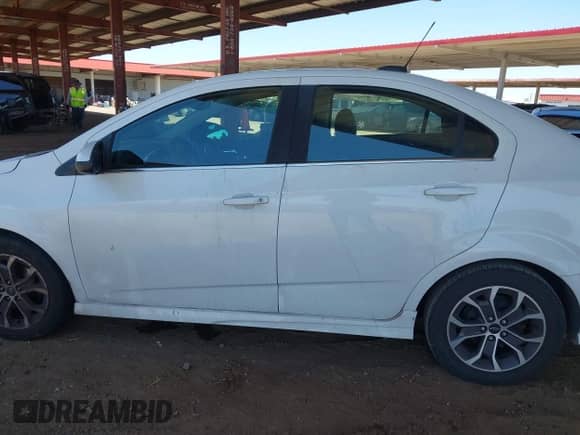 2019 Chevrolet Sonic LT z VIN 1G1JD5SB4K4135846, wystawiony jako IAAI lot #42444386 z przebiegiem 57 598 mil mil oraz . Historia ofert i sprzedaży dostępna na DreamBid. Obrazek 14.