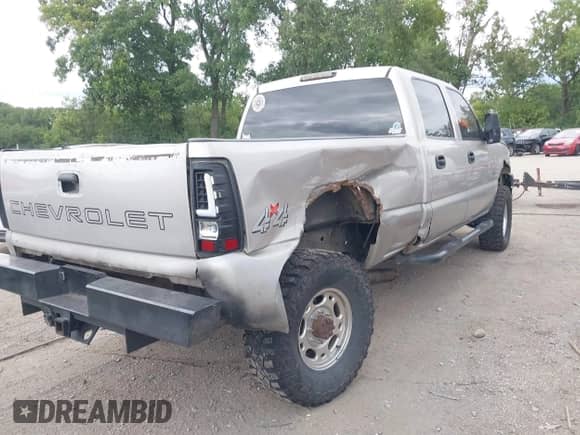 2006 Chevrolet Silverado 2500HD LT3 с VIN 1GCHK23D56F212065, выставлен на аукционе IAAI как лот 43041792 с пробегом 206 281 миль миль и . История ставок и продаж доступна на DreamBid. Изображение 6.