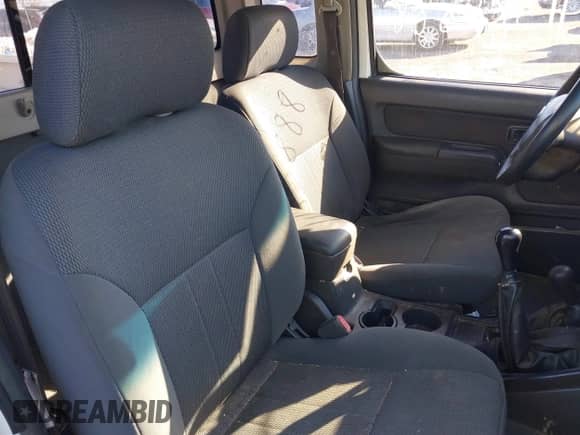 2003 Nissan Frontier XE z VIN 1N6ED26Y23C445424, wystawiony jako IAAI lot #41328888 z przebiegiem 196 611 mil mil oraz . Historia ofert i sprzedaży dostępna na DreamBid. Obrazek 8.