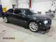 2006 Chrysler 300 C SRT-8 z VIN 2C3LA73W26H242915, wystawiony jako Copart lot #56929214 z przebiegiem 190 677 mil mil oraz Czysty tytuł • Clean title. Historia ofert i sprzedaży dostępna na DreamBid. Obrazek 4.