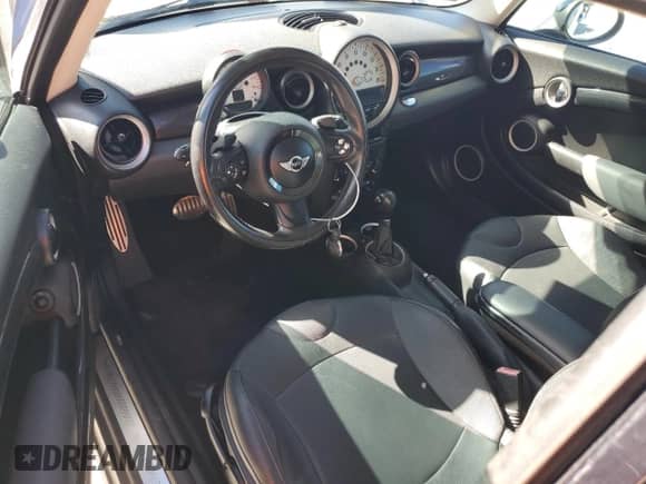 2011 MINI Hardtop S with VIN WMWSV3C58BTY11594, listed as a Copart auction lot 82583025 with 98,138 mi miles and Salvage title. Bid and sale history available at DreamBid. Image 8.