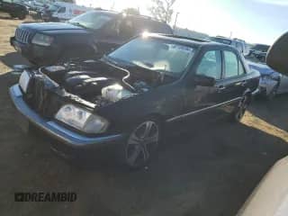 2000 Mercedes-Benz C 230/260/280/320 z VIN WDBHA29G0YA860383, wystawiony jako Copart lot #87109294 z przebiegiem 135 777 mil mil oraz Szkoda całkowita • Salvage title. Historia ofert i sprzedaży dostępna na DreamBid. Obrazek 1.
