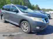 2013 Nissan Pathfinder SV z VIN 5N1AR2MN9DC605176, wystawiony jako IAAI lot #41973505 z przebiegiem 240 539 mil mil oraz . Historia ofert i sprzedaży dostępna na DreamBid. Obrazek 1.