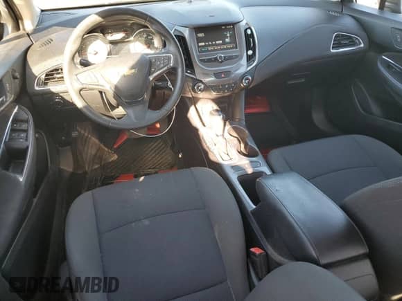 2017 Chevrolet Cruze LT z VIN 1G1BE5SMXH7150720, wystawiony jako Copart lot #86698185 z przebiegiem 81 805 mil mil oraz Szkoda całkowita • Salvage title. Historia ofert i sprzedaży dostępna na DreamBid. Obrazek 8.