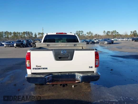 2008 Nissan Frontier SE z VIN 1N6AD09U28C426519, wystawiony jako IAAI lot #41350607 z przebiegiem 177 281 mil mil oraz . Historia ofert i sprzedaży dostępna na DreamBid. Obrazek 16.