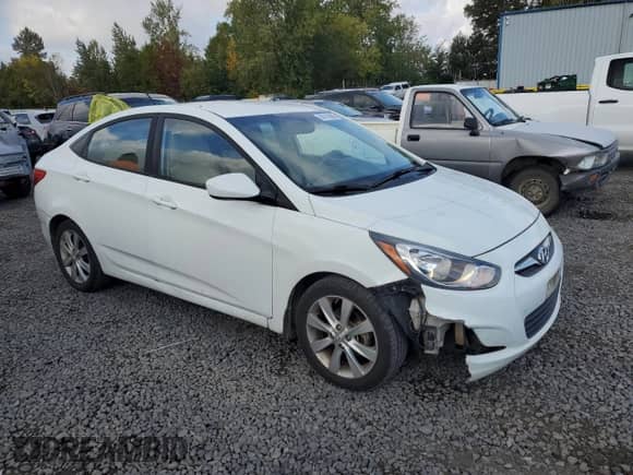 2013 Hyundai Accent GLS z VIN KMHCU4AE1DU582705, wystawiony jako Copart lot #86718285 z przebiegiem 225 231 mil mil oraz Czysty tytuł • Clean title. Historia ofert i sprzedaży dostępna na DreamBid. Obrazek 4.