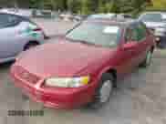1998 Toyota Camry LE z VIN 4T1BG22K9WU382654, wystawiony jako IAAI lot #43324515 z przebiegiem 203 855 mil mil oraz . Historia ofert i sprzedaży dostępna na DreamBid. Obrazek 2.