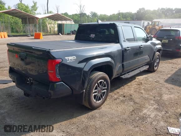 2024 Toyota Tacoma SR5 z VIN 3TMLB5JNXRM054348, wystawiony jako IAAI lot #42437739 z przebiegiem 11 274 mil mil oraz . Historia ofert i sprzedaży dostępna na DreamBid. Obrazek 4.