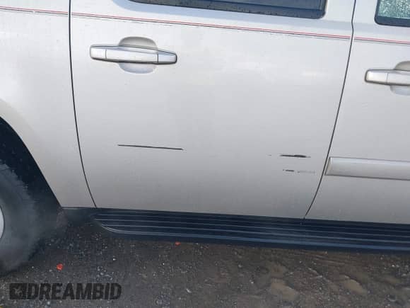 2009 Chevrolet Suburban 2LT z VIN 1GNFC26029R231745, wystawiony jako IAAI lot #43550358 z przebiegiem 388 966 mil mil oraz . Historia ofert i sprzedaży dostępna na DreamBid. Obrazek 6.