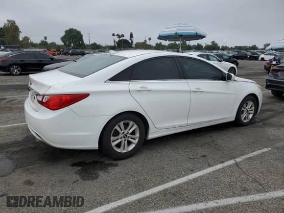 2013 Hyundai Sonata GLS z VIN 5NPEB4AC0DH719077, wystawiony jako Copart lot #84818115 z przebiegiem 180 211 mil mil oraz Czysty tytuł • Clean title. Historia ofert i sprzedaży dostępna na DreamBid. Obrazek 3.