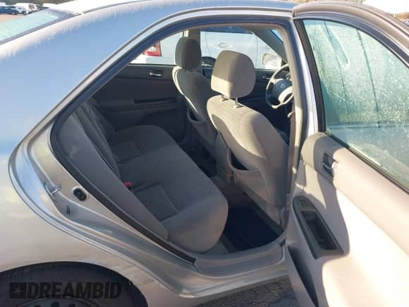 2005 Toyota Camry LE z VIN 4T1BE32K15U950325, wystawiony jako IAAI lot #43476225 z przebiegiem 172 315 mil mil oraz . Historia ofert i sprzedaży dostępna na DreamBid. Obrazek 8.
