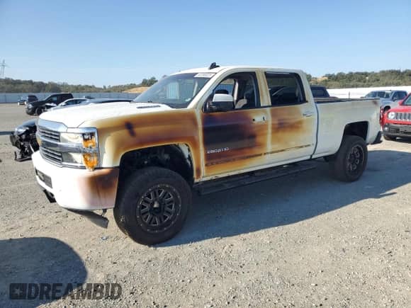 2015 Chevrolet Silverado 2500HD LT z VIN 1GC1KVE84FF637635, wystawiony jako Copart lot #80398025 z przebiegiem Nie podano mil oraz Szkoda całkowita • Salvage title. Historia ofert i sprzedaży dostępna na DreamBid. Obrazek 1.