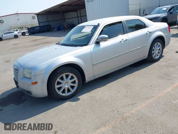 2007 Chrysler 300 Limited с VIN 2C3KA53G27H613386, выставлен на аукционе IAAI как лот 42734939 с пробегом 179 003 миль миль и . История ставок и продаж доступна на DreamBid. Изображение 2.
