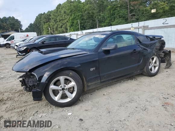 2006 Ford Mustang GT Deluxe z VIN 1ZVHT82H865148692, wystawiony jako Copart lot #67680825 z przebiegiem 227 694 mil mil oraz Szkoda całkowita • Salvage title. Historia ofert i sprzedaży dostępna na DreamBid. Obrazek 1.