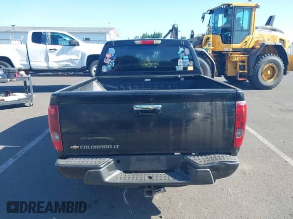 2011 Chevrolet Colorado 1LT z VIN 1GCHTCFE2B8115945, wystawiony jako IAAI lot #42314389 z przebiegiem 250 571 mil mil oraz . Historia ofert i sprzedaży dostępna na DreamBid. Obrazek 17.