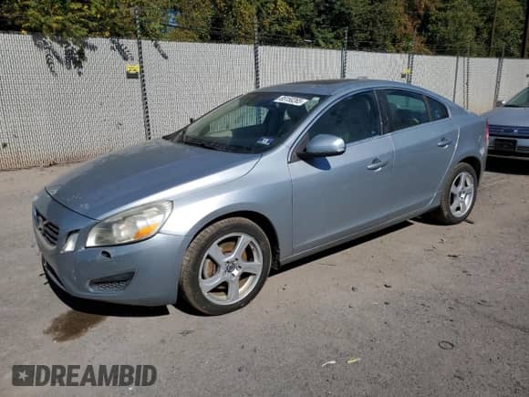 2013 Volvo S60 T5 Premier с VIN YV1612FS5D1227917, выставлен на аукционе Copart как лот 85150265 с пробегом 71 466 миль миль и Списание • Salvage title. История ставок и продаж доступна на DreamBid. Изображение 1.