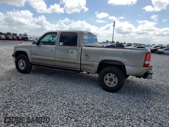 2001 Chevrolet Silverado 2500HD LS with VIN 1GCHC23U21F120613, listed as a Copart auction lot 84431235 with 307,038 mi miles and Salvage title. Bid and sale history available at DreamBid. Image 2.