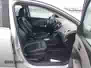 2018 Chevrolet Sonic Premier z VIN 1G1JF5SB1J4131519, wystawiony jako IAAI lot #41532569 z przebiegiem 125 270 mil mil oraz . Historia ofert i sprzedaży dostępna na DreamBid. Obrazek 5.