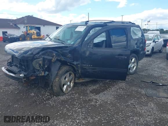 2011 Chevrolet Tahoe LT z VIN 1GNSKBE04BR367755, wystawiony jako IAAI lot #43109754 z przebiegiem 193 501 mil mil oraz . Historia ofert i sprzedaży dostępna na DreamBid. Obrazek 2.