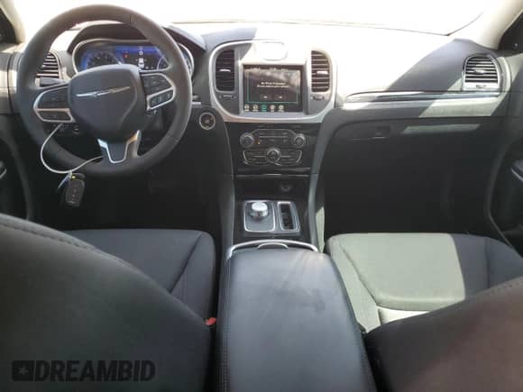 2023 Chrysler 300 Touring z VIN 2C3CCAAG3PH707545, wystawiony jako Copart lot #67005045 z przebiegiem 10 343 mil mil oraz Szkoda całkowita • Salvage title. Historia ofert i sprzedaży dostępna na DreamBid. Obrazek 8.