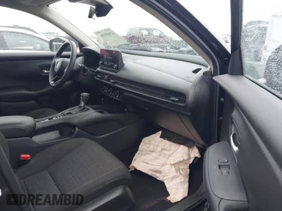2025 Honda HR-V LX с VIN 3CZRZ1H35SM700978, выставлен на аукционе IAAI как лот 42939198 с пробегом 50 002 миль миль и . История ставок и продаж доступна на DreamBid. Изображение 5.